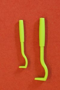 Dierenkliniek Tiel-Drumpt: Teken kun je makkelijk verwijderen met het tekenhaakje.