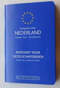Dierenkliniek Tiel-Drumpt: Nieuwe regels reizen met gezelschapsdieren. Het Europees paspoort voor hond en kat is bij reizen over de grens verplicht.