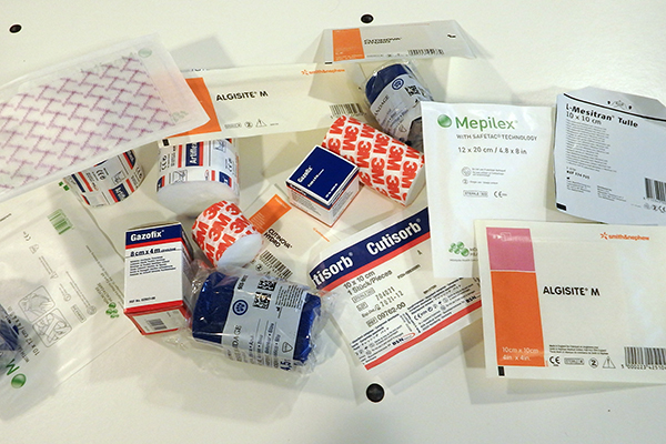 Dierenkliniek Tiel-Drumpt: De gebeten hond: Bij wondbehandeling is een uitgebreid assortiment aan verbandmiddelen een must.