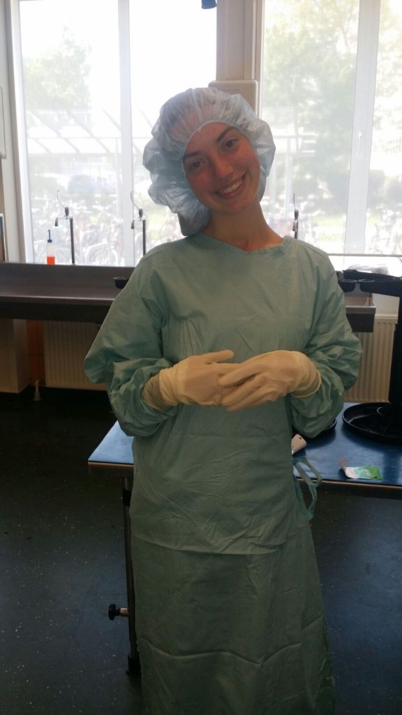 Dierenkliniek Tiel-Drumpt: Toekomstig dierenarts Annabel op de universiteit voor diergeneeskunde.