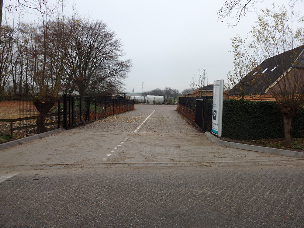 Dierenkliniek Tiel-Drumpt: Er is een brede ingang naar het parkeerterrein van de dierenarts.