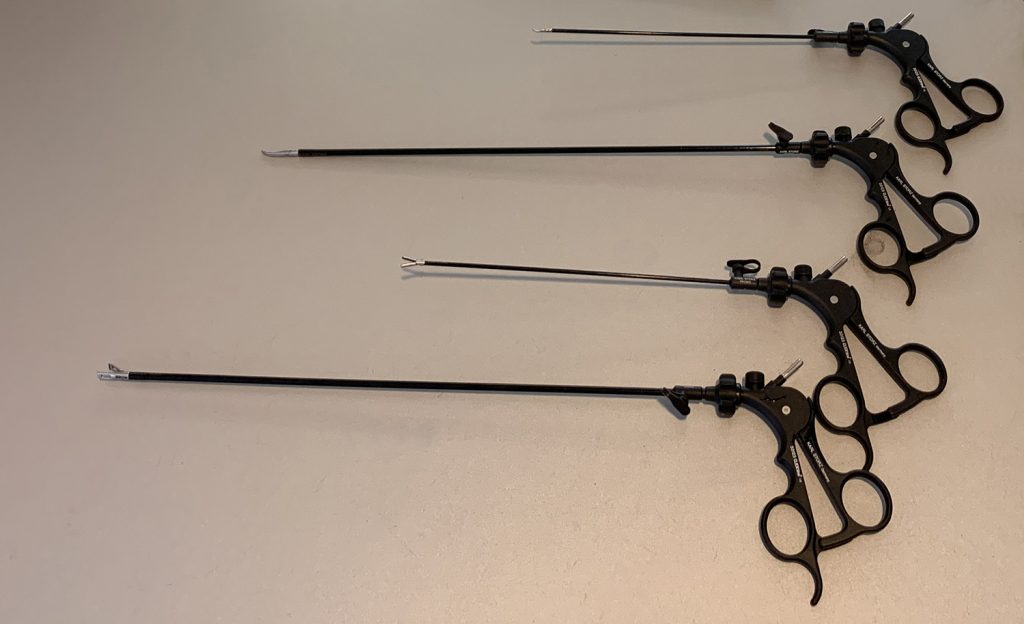 Dierenkliniek Tiel-Drumpt: Laparoscopisch steriliseren van de kleinere hond: Het verschil in formaat van de tangen.