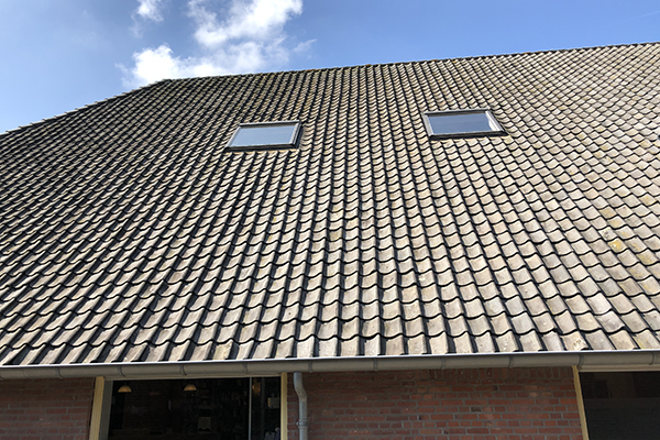 afbeelding Het dak van de dierenkliniek wordt aangepakt.