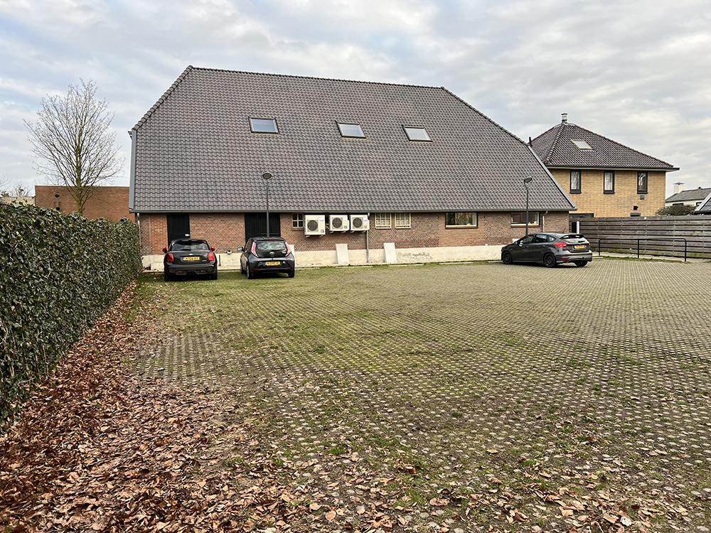 Dierenkliniek Tiel-Drumpt gaat verbouwen: Het parkeerterrein