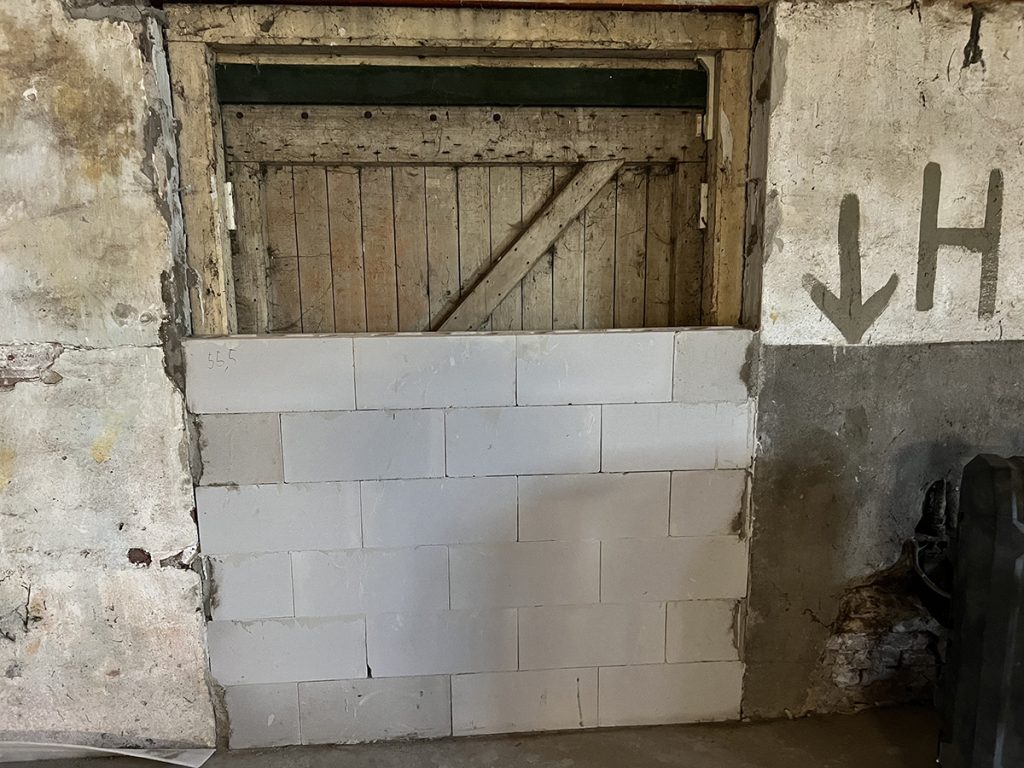 Dierenkliniek Tiel-Drumpt: Een maand onderweg in de verbouwing van de dierenkliniek: Deuren die vervangen gaan worden door ramen.