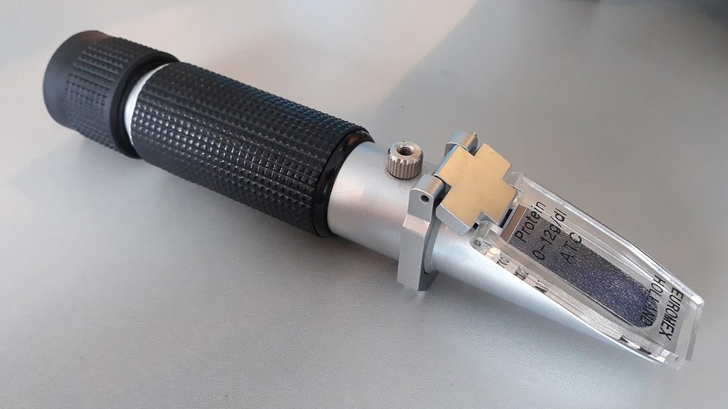 Dierenkliniek Tiel-Drumpt: urineonderzoek: refractometer