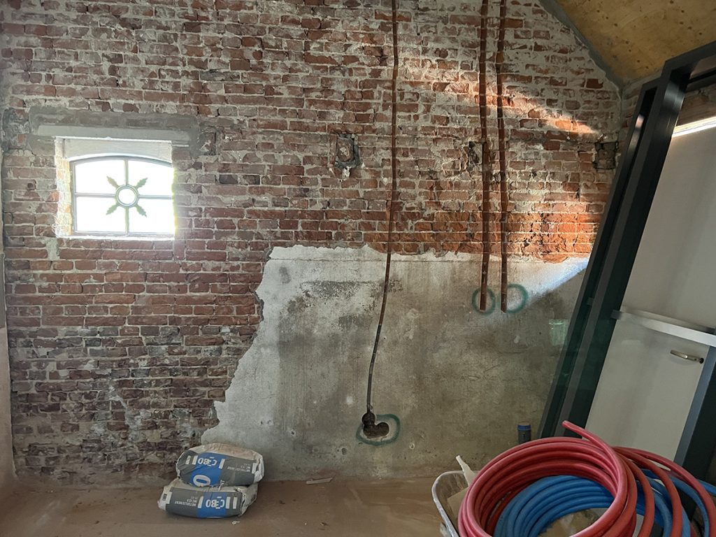 Dierenkliniek Tiel-Drumpt: 3 maanden in de verbouwing van de praktijk: Er moeten sleuven gemaakt worden.