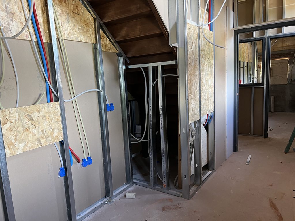 Dierenkliniek Tiel-Drumpt: 3 maanden in de verbouwing van de praktijk: De wanden zijn nog open