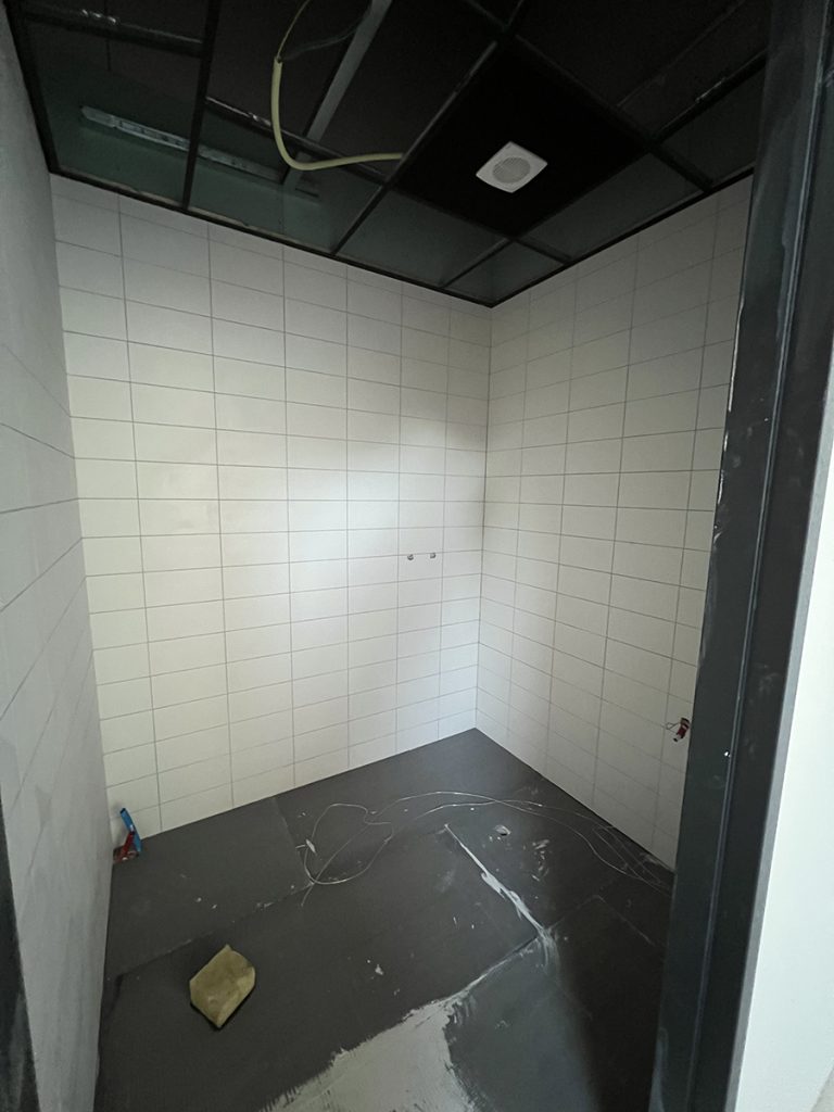 Dierenkliniek Tiel-Drumpt: de 4e maand van de verbouwing: Het begin van de douche