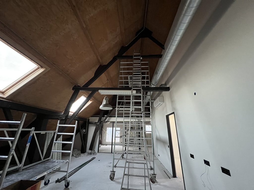 Dierenkliniek Tiel-Drumpt: de 4e maand van de verbouwing: Tot in de nok voor de lampen