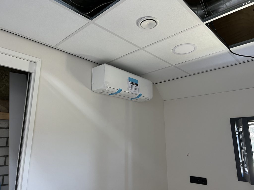 Dierenkliniek Tiel-Drumpt: de 4e maand van de verbouwing: De nieuwe airco's worden opgehangen