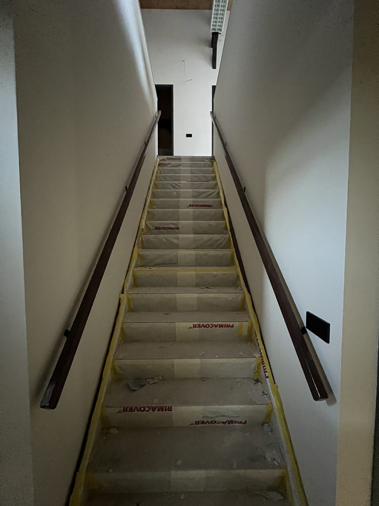 Dierenkliniek Tiel-Drumpt: de 4e maand van de verbouwing: trapleuningen maken het af.