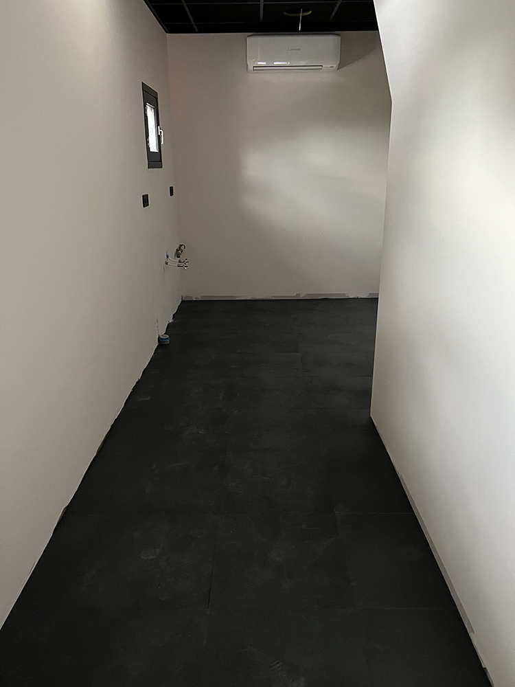 Dierenkliniek Tiel-Drumpt: De kliniek: een opname met vloer.