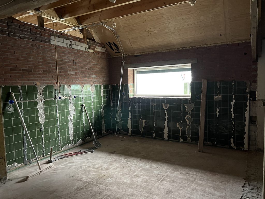 Dierenkliniek Tiel-Drumpt: 7 maanden in de verbouwing: oplossingen en vertraging: Operatiekamer met de ouderwetse tegels