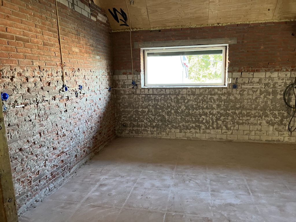 Dierenkliniek Tiel-Drumpt: 7 maanden in de verbouwing: oplossingen en vertraging: Operatiekamer en nu zijn de tegels verwijderd.