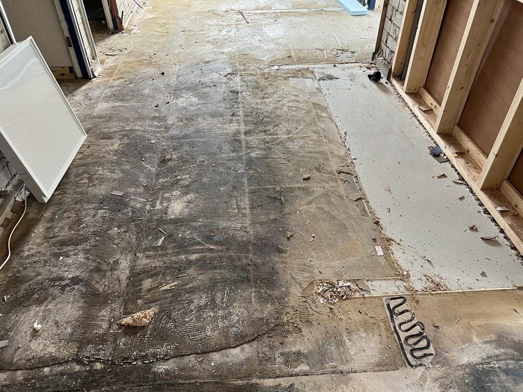 Dierenkliniek Tiel-Drumpt: 7 maanden in de verbouwing: oplossingen en vertraging: De vloer had veel aandacht nodig.