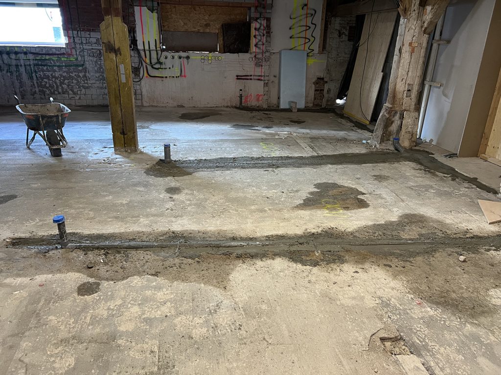 Dierenkliniek Tiel-Drumpt: De 8e maand van de verbouwing, een maand om snel te vergeten. riool ligt niet goed