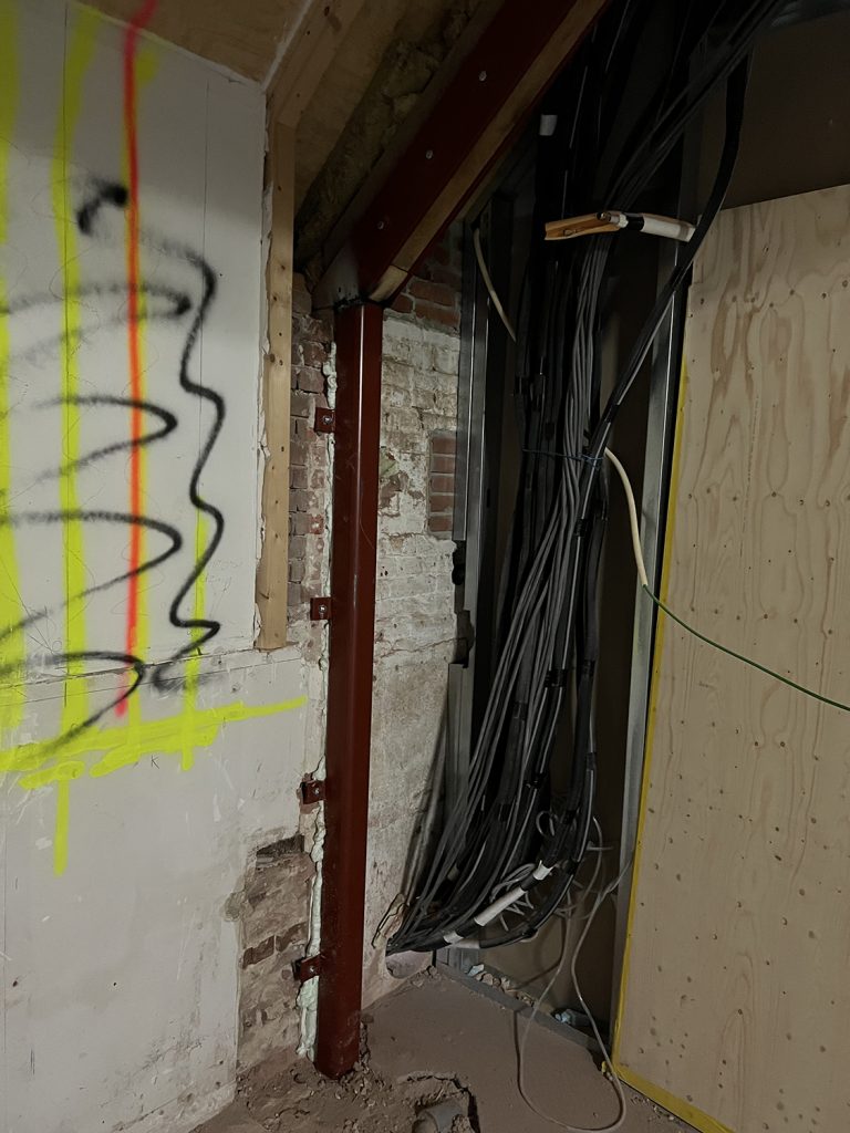 Dierenkliniek Tiel-Drumpt: De 8e maand van de verbouwing, een maand om snel te vergeten. constructieve versterking