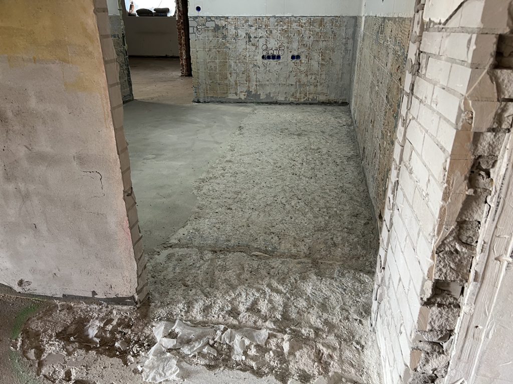 Dierenkliniek Tiel-Drumpt: De 8e maand van de verbouwing, een maand om snel te vergeten. uitdiepen vloer