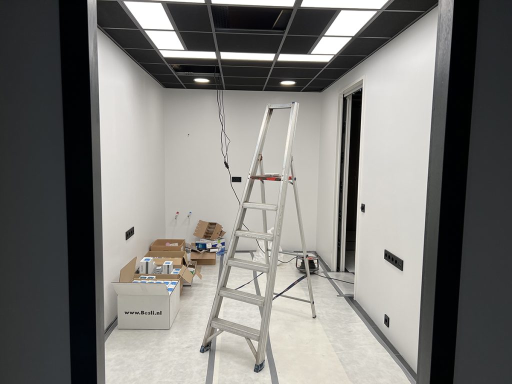 Dierenkliniek Tiel-Drumpt: Een jaar in de verbouwing: De verlichting wordt geplaatst.