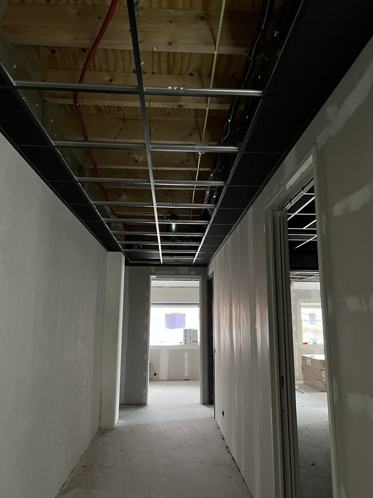 Dierenkliniek Tiel-Drumpt: Een jaar in de verbouwing: plafondraster in de gang