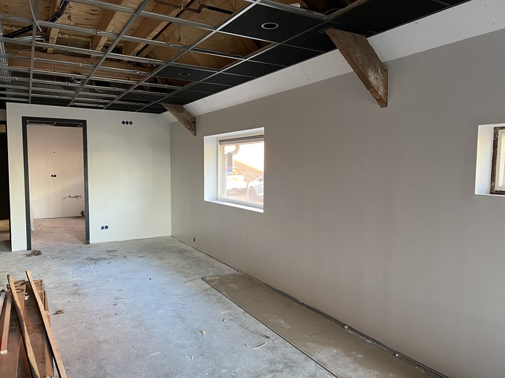 Dierenkliniek Tiel-Drumpt: Een jaar in de verbouwing: afgewerkte muur in wachtkamer