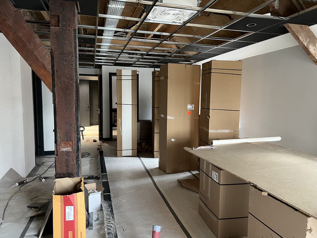 Dierenkliniek Tiel-Drumpt: Een jaar in de verbouwing: vol met meubels