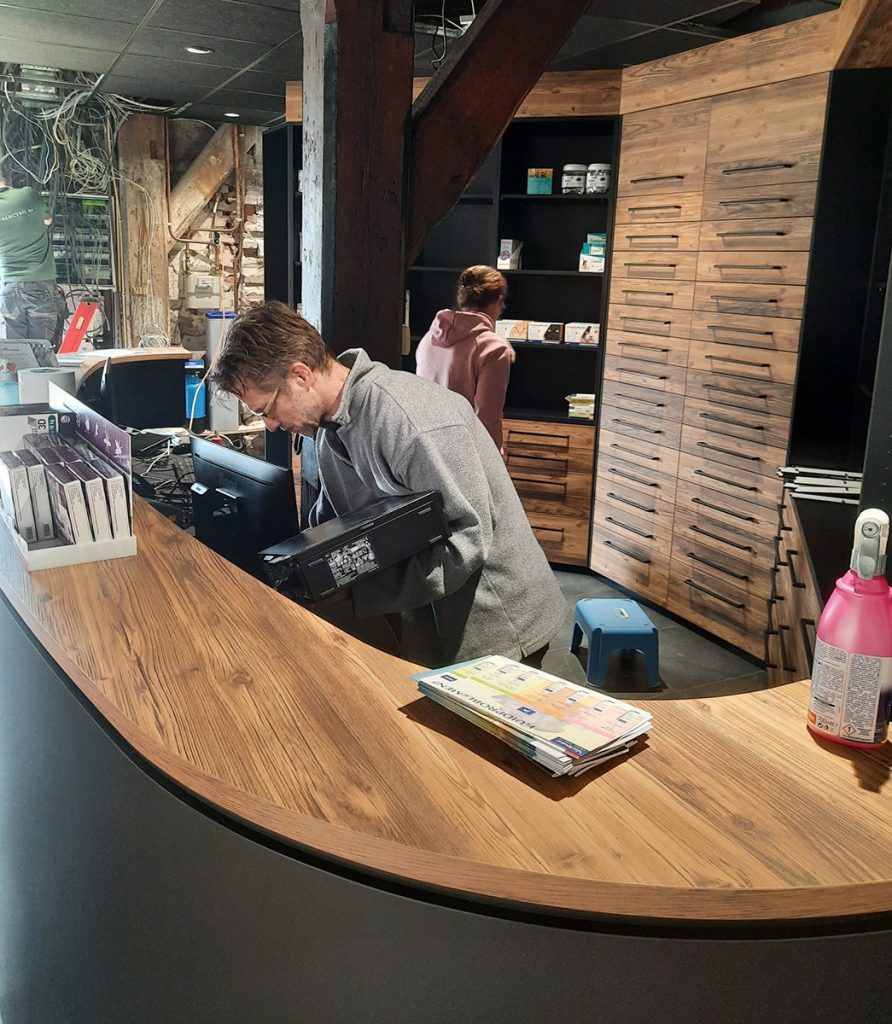 Dierenkliniek Tiel-Drumpt: Laatste blog in de doorlopende serie van de verbouwing van de praktijk: De balie wordt ingericht