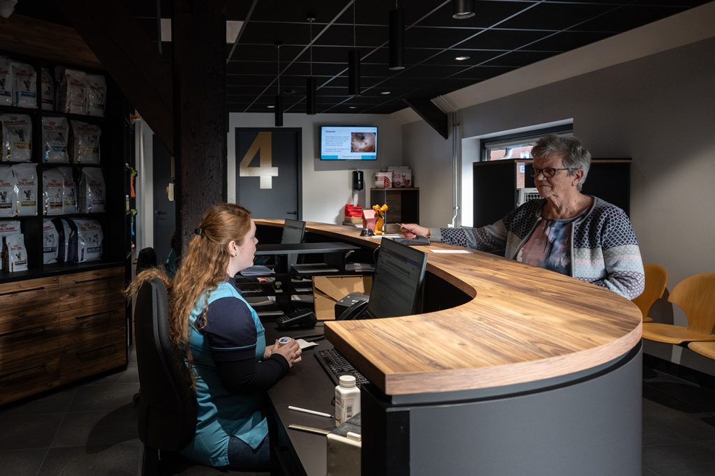 Dierenkliniek Tiel-Drumpt: Wachtkamer: aan de balie wordt u geholpen door onze paraveterinairen.