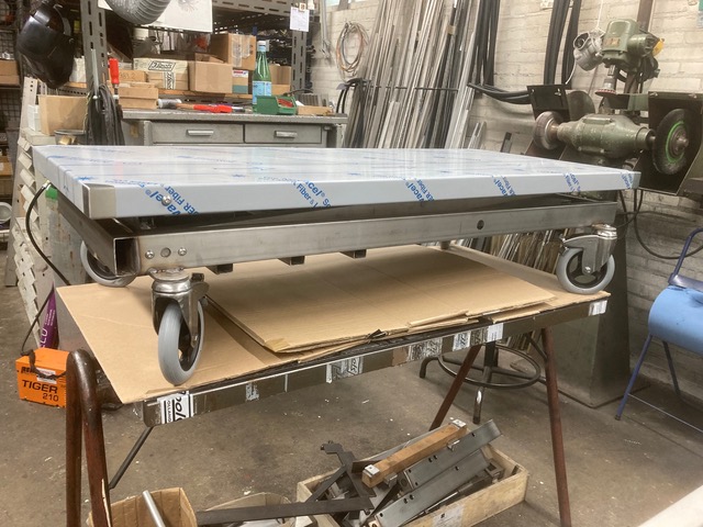 Dierenkliniek Tiel-Drumpt: Nieuwe brancards.