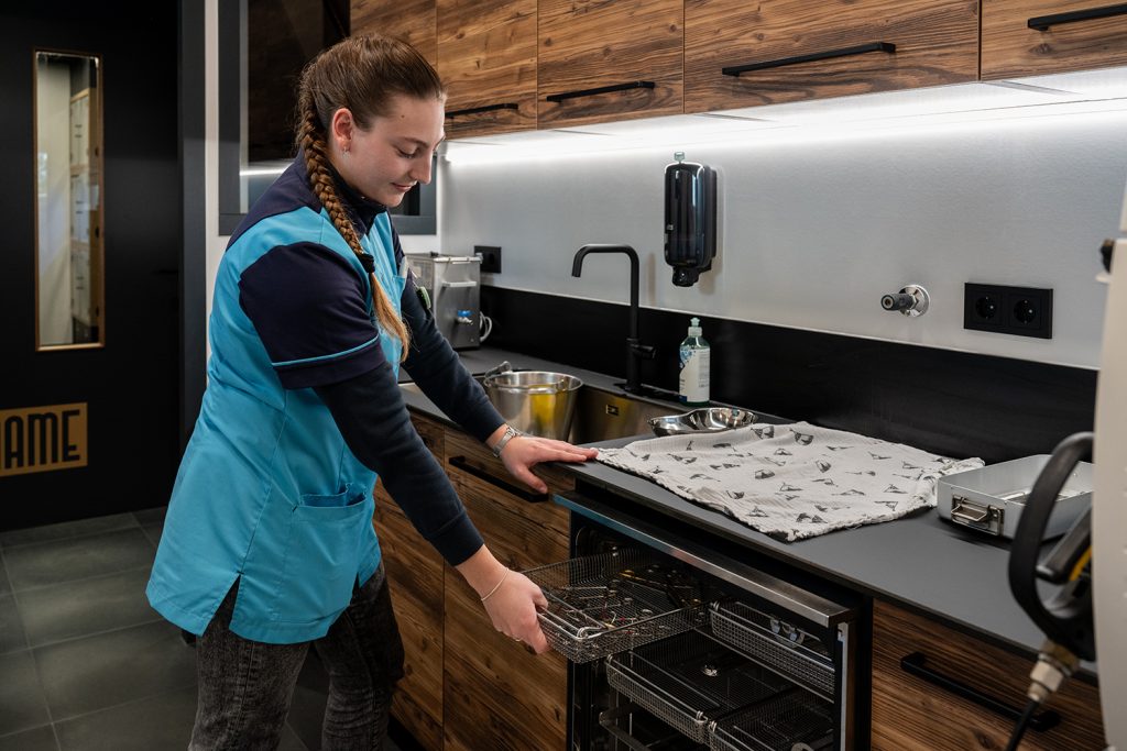 Dierenkliniek Tiel-Drumpt: Sterilisatie, inruimen thermodesinfector