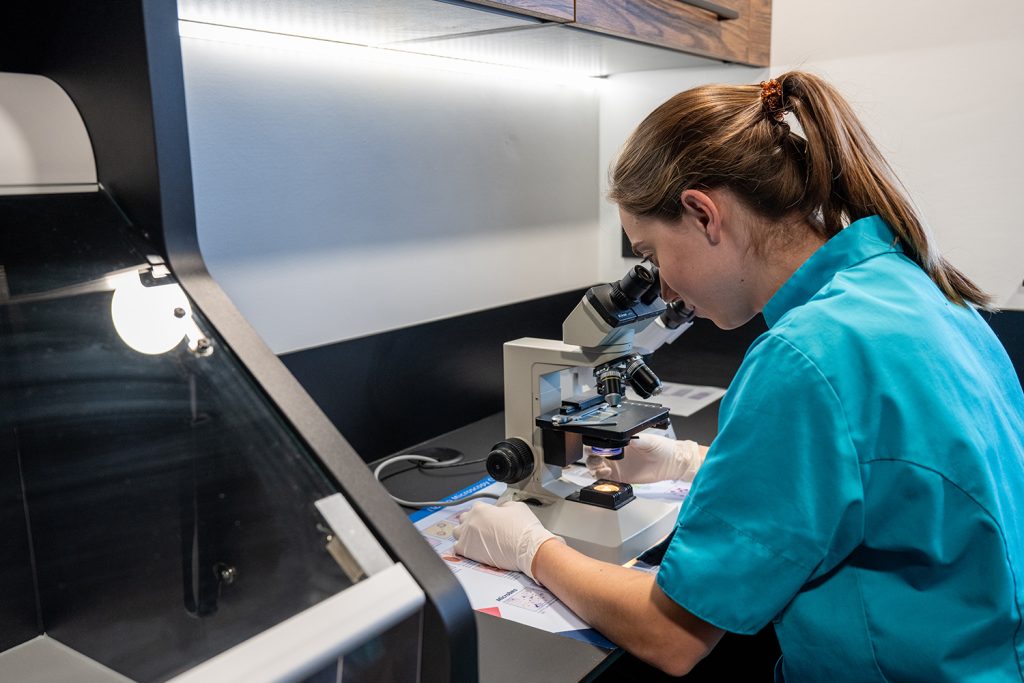 Dierenkliniek Tiel-Drumpt: Het laboratorium: Microscopisch onderzoek