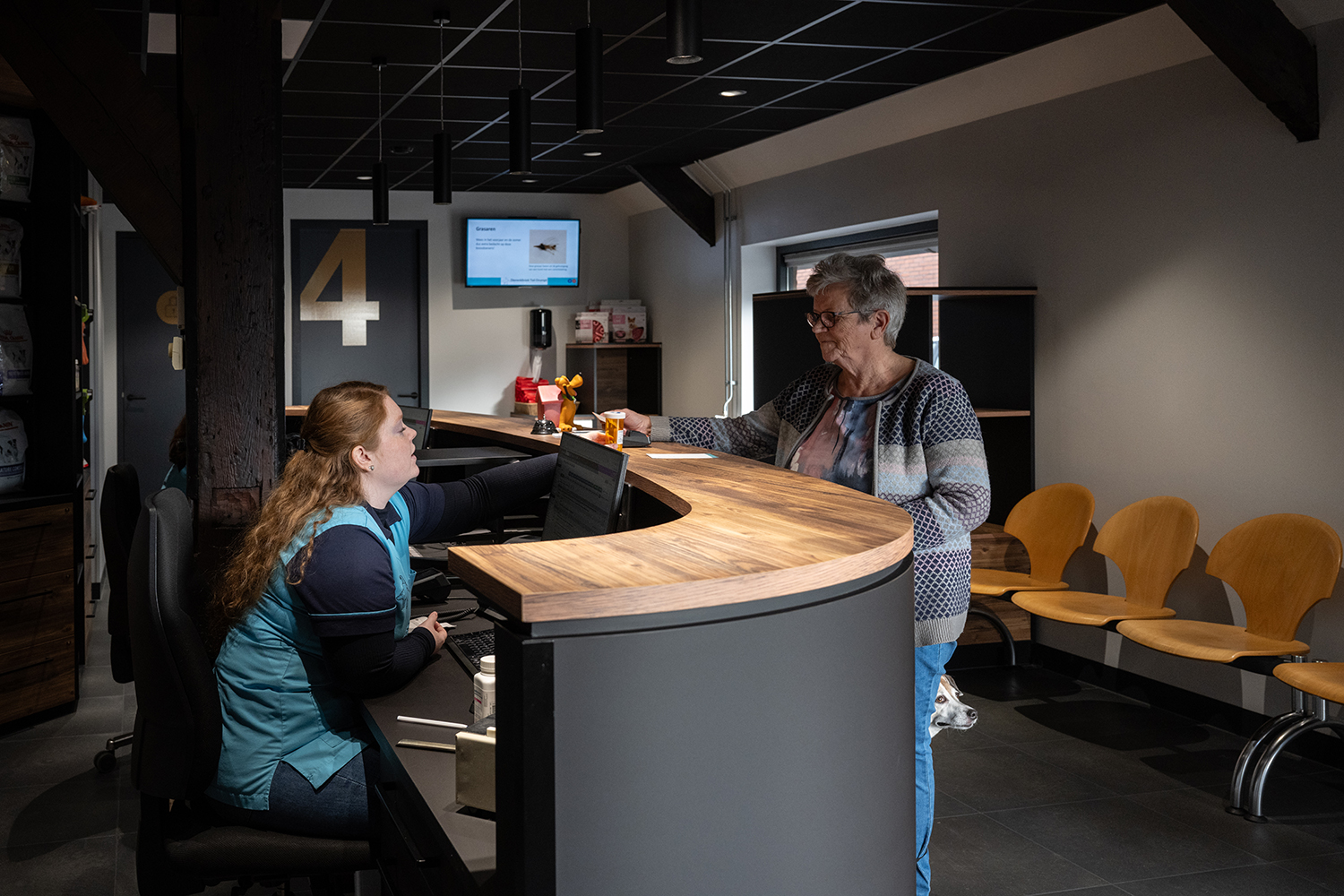 Dierenkliniek Tiel-Drumpt: Aan de balie kunt u advies krijgen over voer en andere producten.