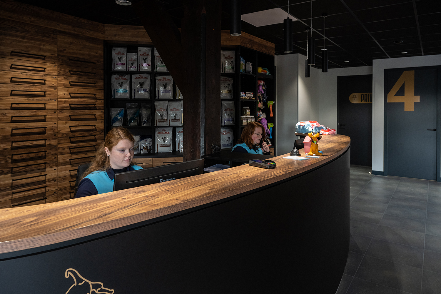 Dierenkliniek Tiel-Drumpt: aan de balie kunt u allerlei adviezen krijgen.