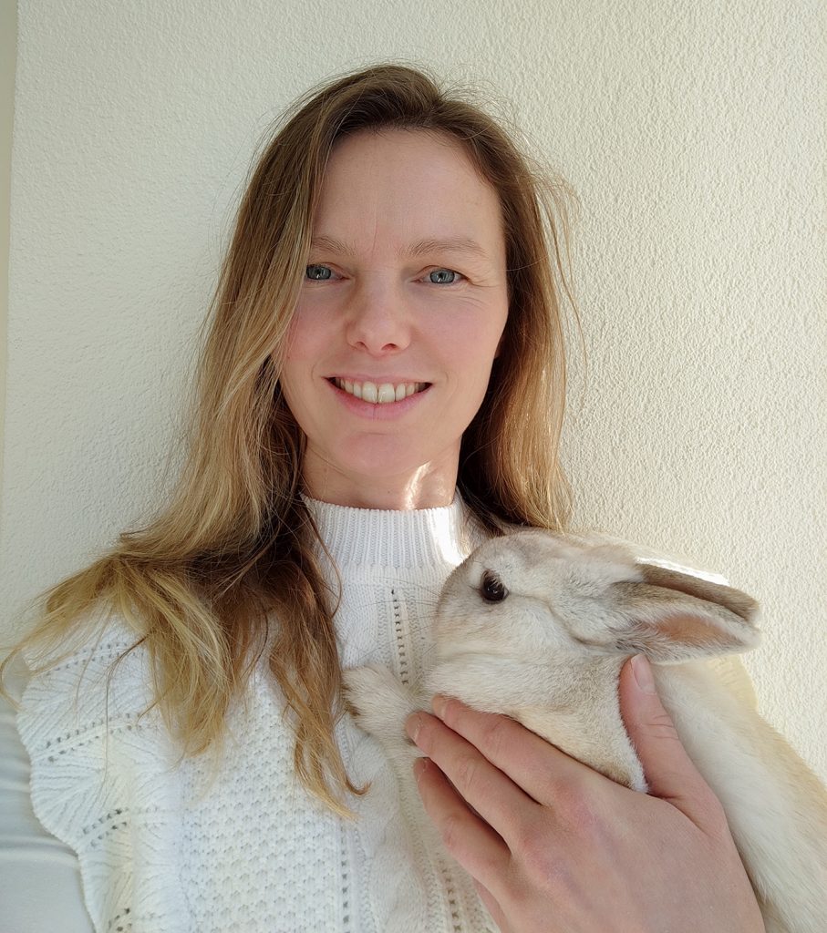 Dierenkliniek Tiel-Drumpt: Eva, de nieuwe dierenarts met haar konijn.